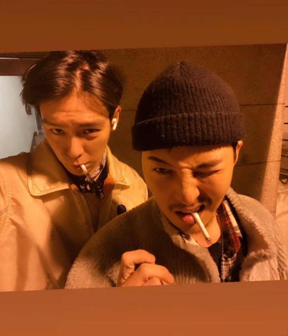 G-Dragon and T.O.P smoke together for a selfie