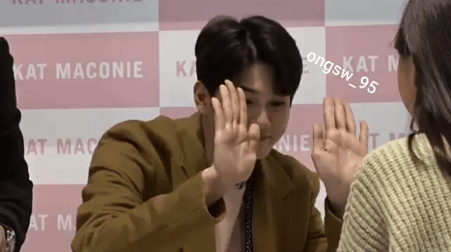 Ong Seong Wu adorably reacts to a fan who tricks him with a hi-five |  allkpop