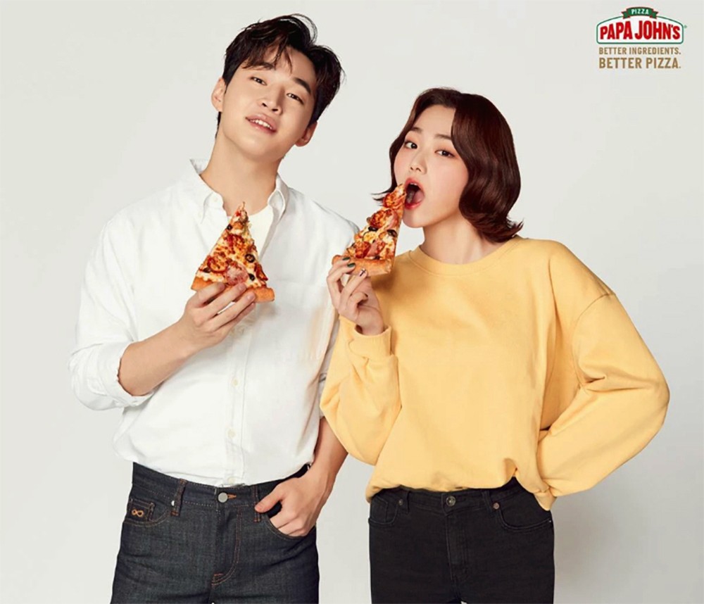 Генри и Мина (Gugudan) стали моделями для Papa John's Korea