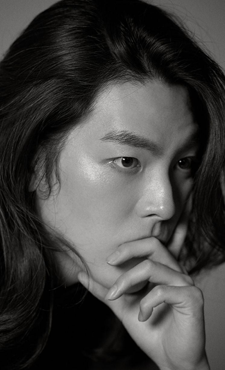 Kim Woo Bin pulls off stunning long hair in a chic, black Kim Woo Bin pulls off stunning long hair in a chic, black