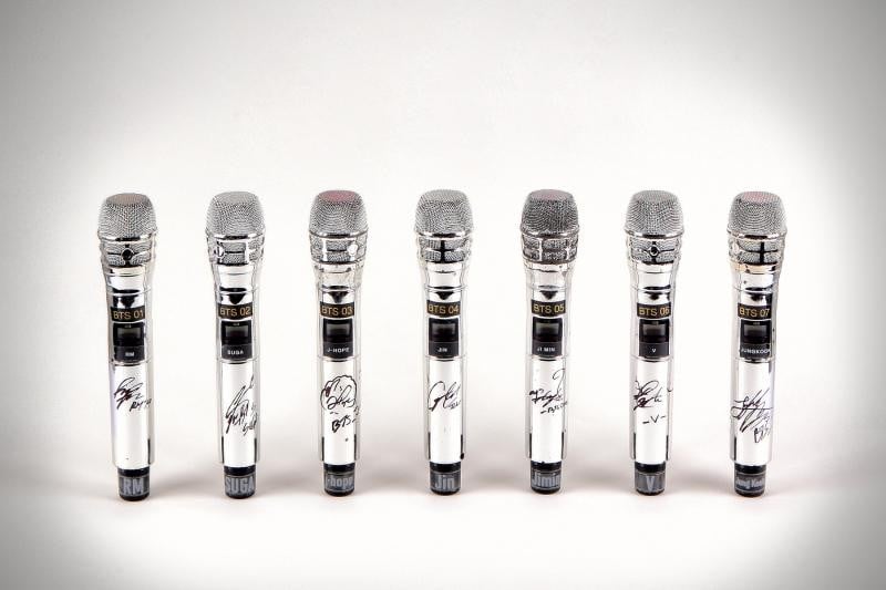 BTS пожертвовали свои микрофоны на аукцион благотворительной организации MusiCares