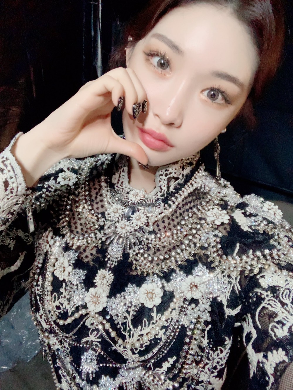 Kim Chung Ha shows off her kind heart at the back stage of '2019 KBS ...