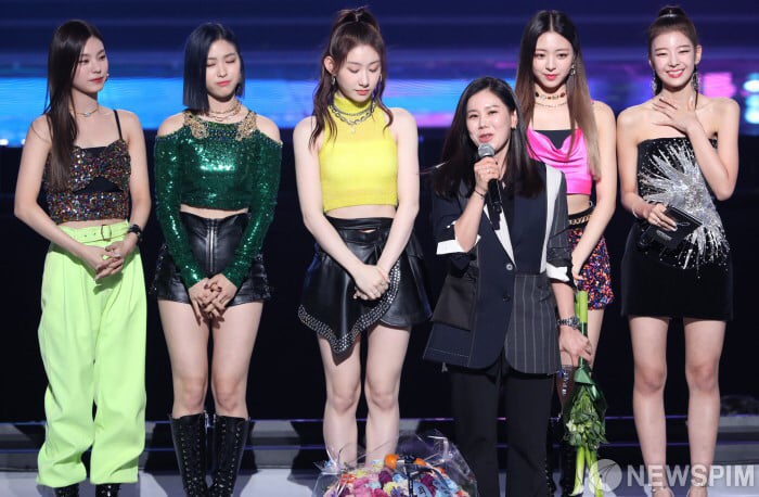 Netizens have A Lot To Say About ITZY's Outfits At The Gaon Charts ...