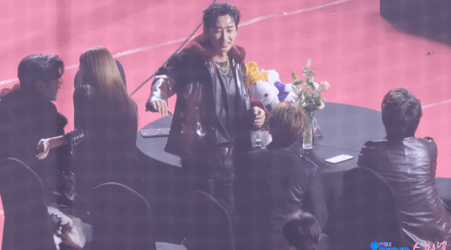 Фанаты Ха Сонуна благодарны Тэён и Super Junior за поддержку на Seoul Music Awards