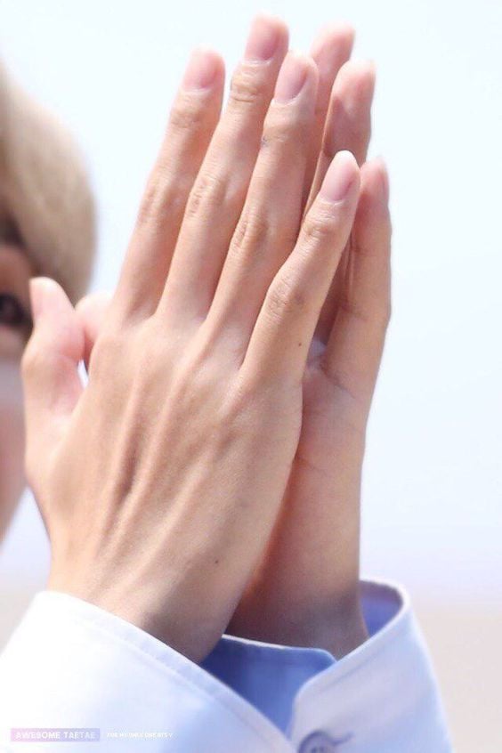 15 Times fansite masters took photos of BTS V's beautiful hands | allkpop