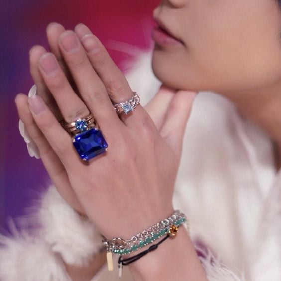 15 Times fansite masters took photos of BTS V's beautiful hands | allkpop