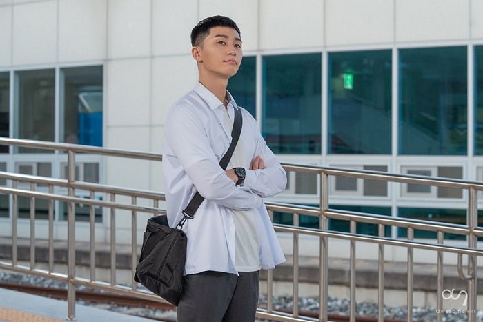 Netizens think Park Seo Joon could still pass as a high schooler ...