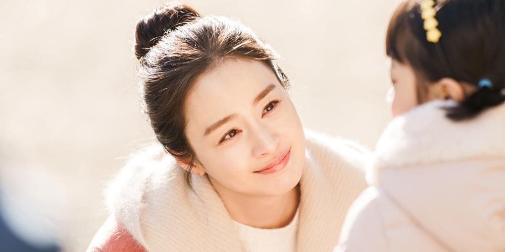 https://www.allkpop.com/article/2020/02/kim-tae-hee-gifts-over-200-staff-me...