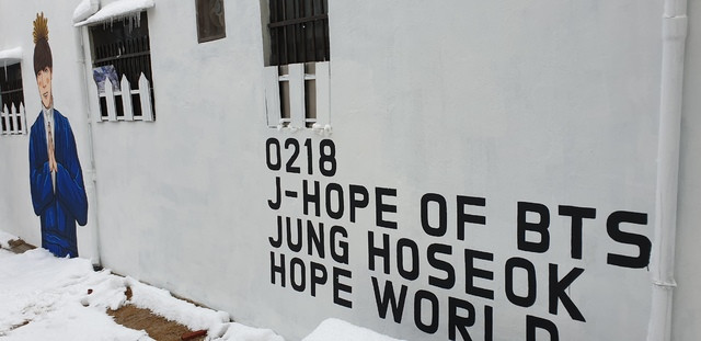 Китайские фанаты Джей-Хоупа сделали памятную роспись в Кванджу