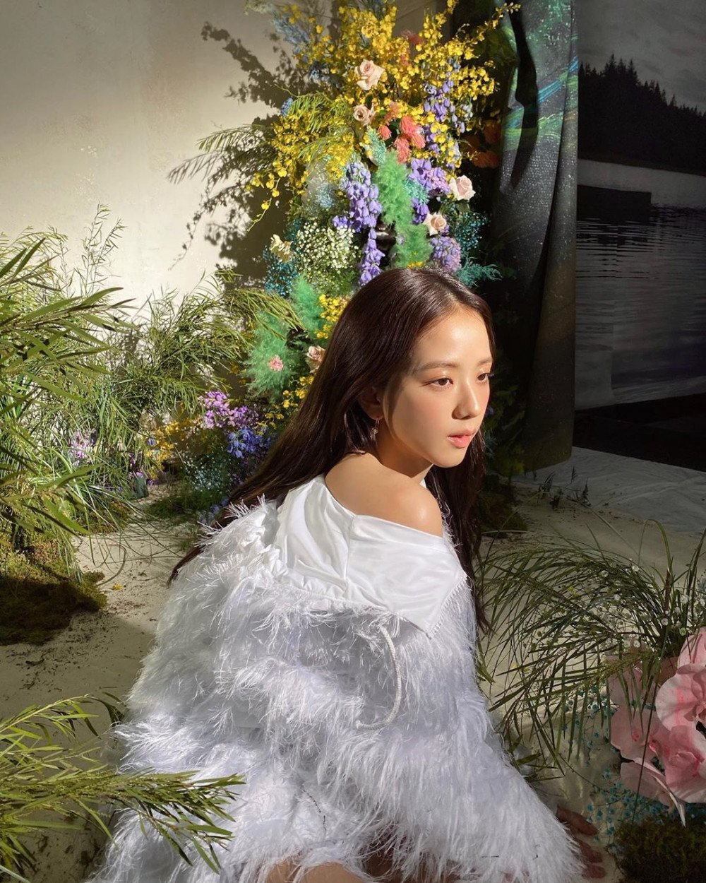 BLACKPINK's Jisoo is prettier than flowers in a new update allkpop