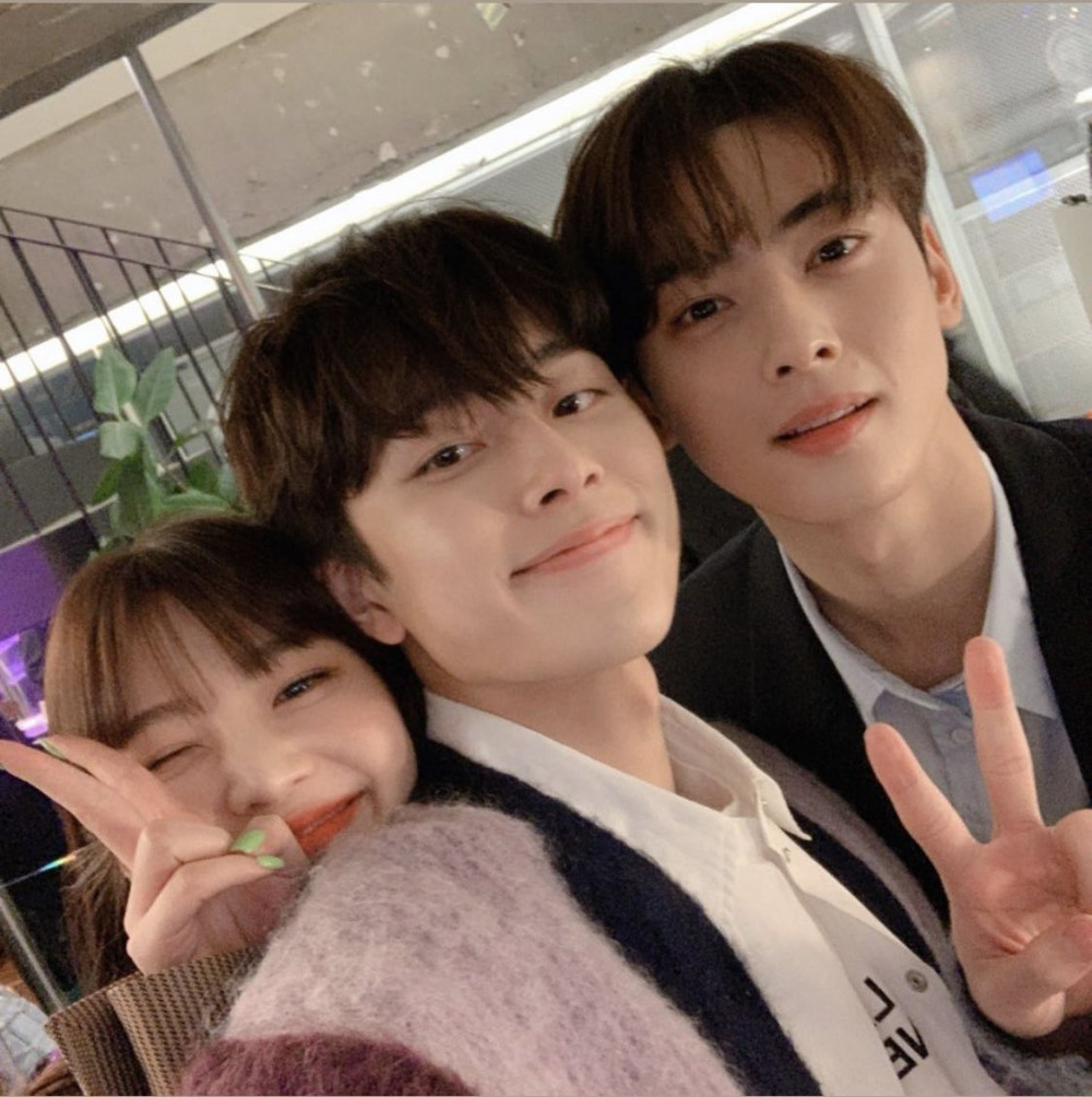 Netizens can't handle Joy x Yu Seon Ho x Cha Eun Woo in one selca.