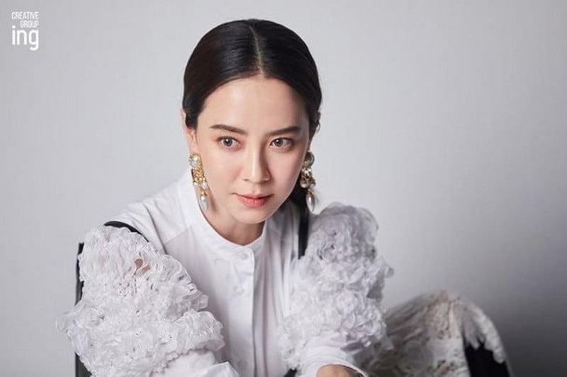 Actress Song Ji Hyo Shows Off Her Charm In Behind The Scene Cuts For A Creative Group Ing Shoot Zapzee