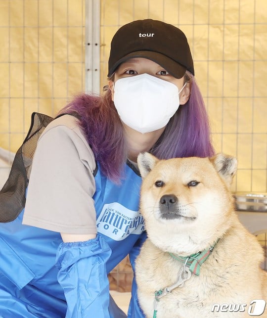 Чонён и Цзыюй из TWICE поработали волонтерами в приюте для животных