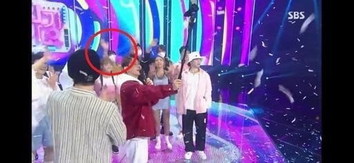 Чен удивил фанатов EXO, появившись на шоу Inkigayo, чтобы поддержать Бэкхёна