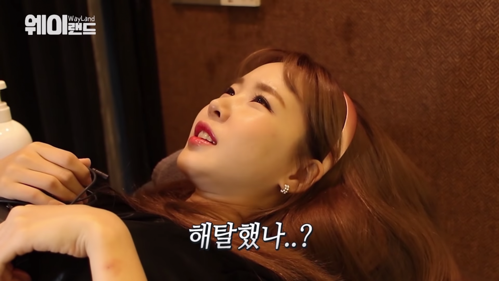 Former Crayon Pop member Way gets a Brazilian wax, learns about idol waxing trends from popular shop frequented by celebrities | allkpop Former Crayon Pop member Way gets a Brazilian wax, learns about idol waxing trends from popular shop frequented by celebrities | allkpop