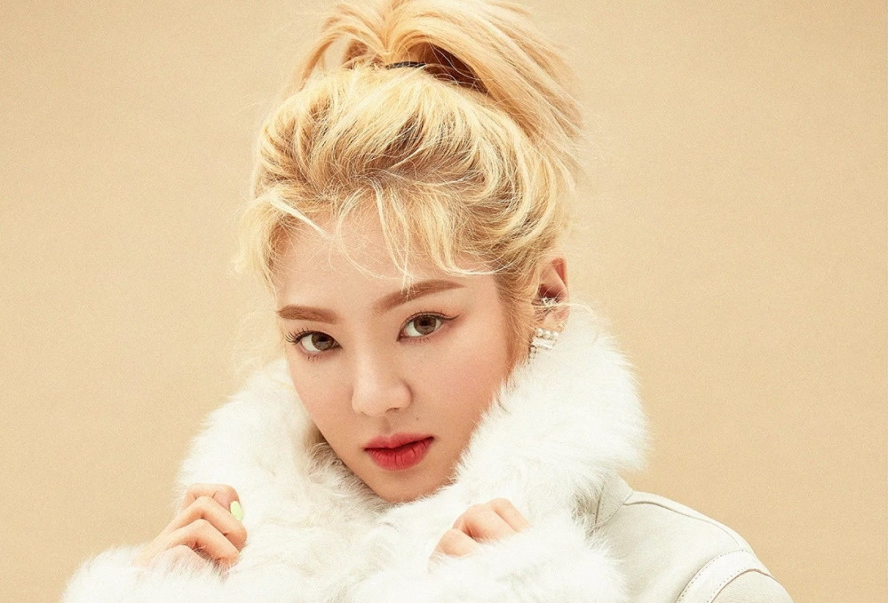 Girls' Generation's Hyoyeon Flaunts Blue Curly Hair - wide 2