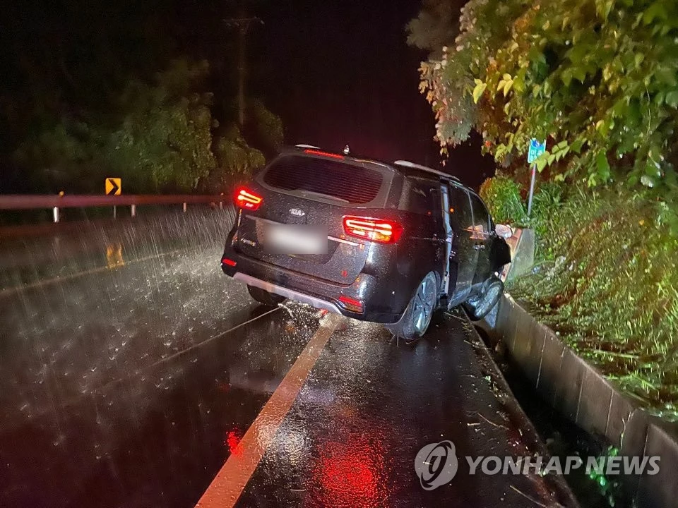 Yonhap News обнародовали фотографии места аварии автомобиля, в котором находились участники iKON