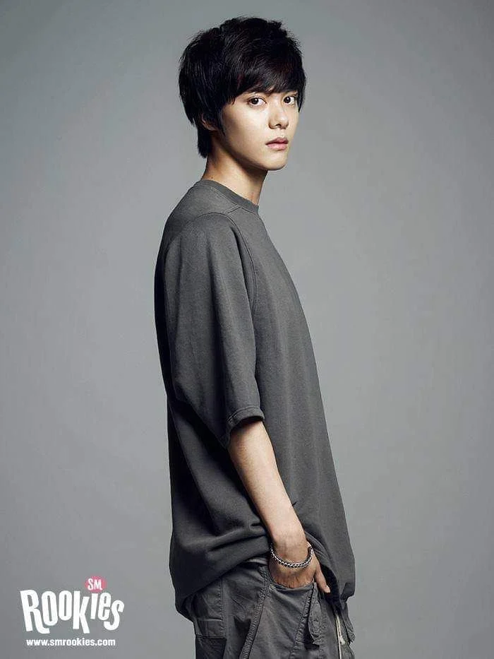 Netizens discuss Han Sol having the prototypical SM look when he was a