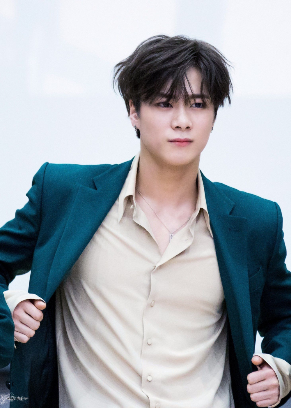 Korean idols with broad shoulders which accentuate their masculinity