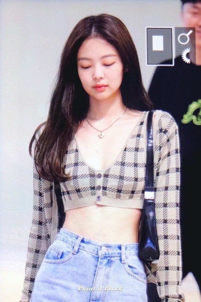 Netizens cannot believe the size of BLACKPINK Jennie's naturally thin ...