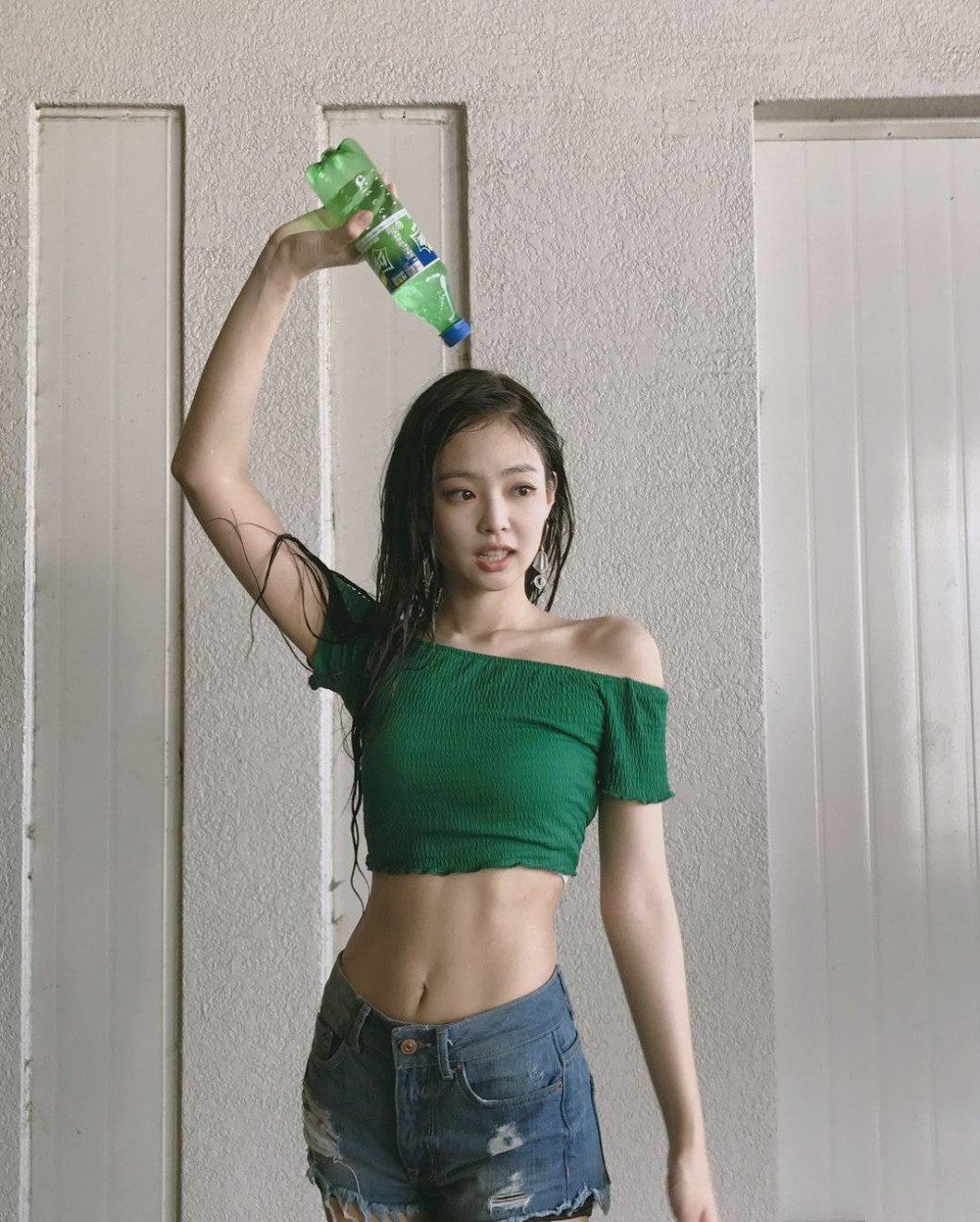 Netizens cannot believe the size of BLACKPINK Jennie's naturally thin waist