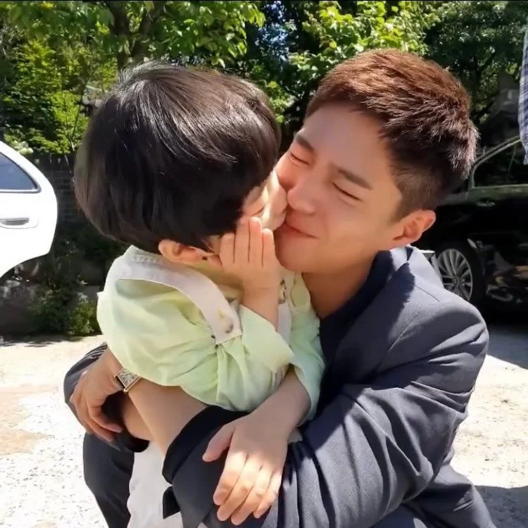 Пользователи сети завидуют ребенку-актеру, укравшему поцелуй Пак Бо Гома