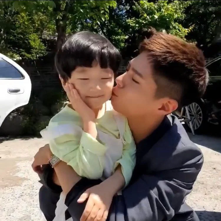 Пользователи сети завидуют ребенку-актеру, укравшему поцелуй Пак Бо Гома