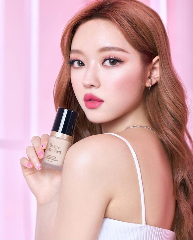 Юа (Oh My Girl) стала моделью для косметического бренда Too Faced