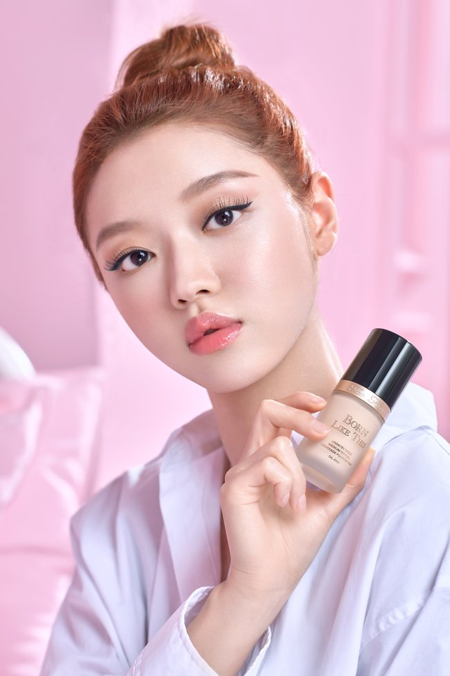 Юа (Oh My Girl) стала моделью для косметического бренда Too Faced