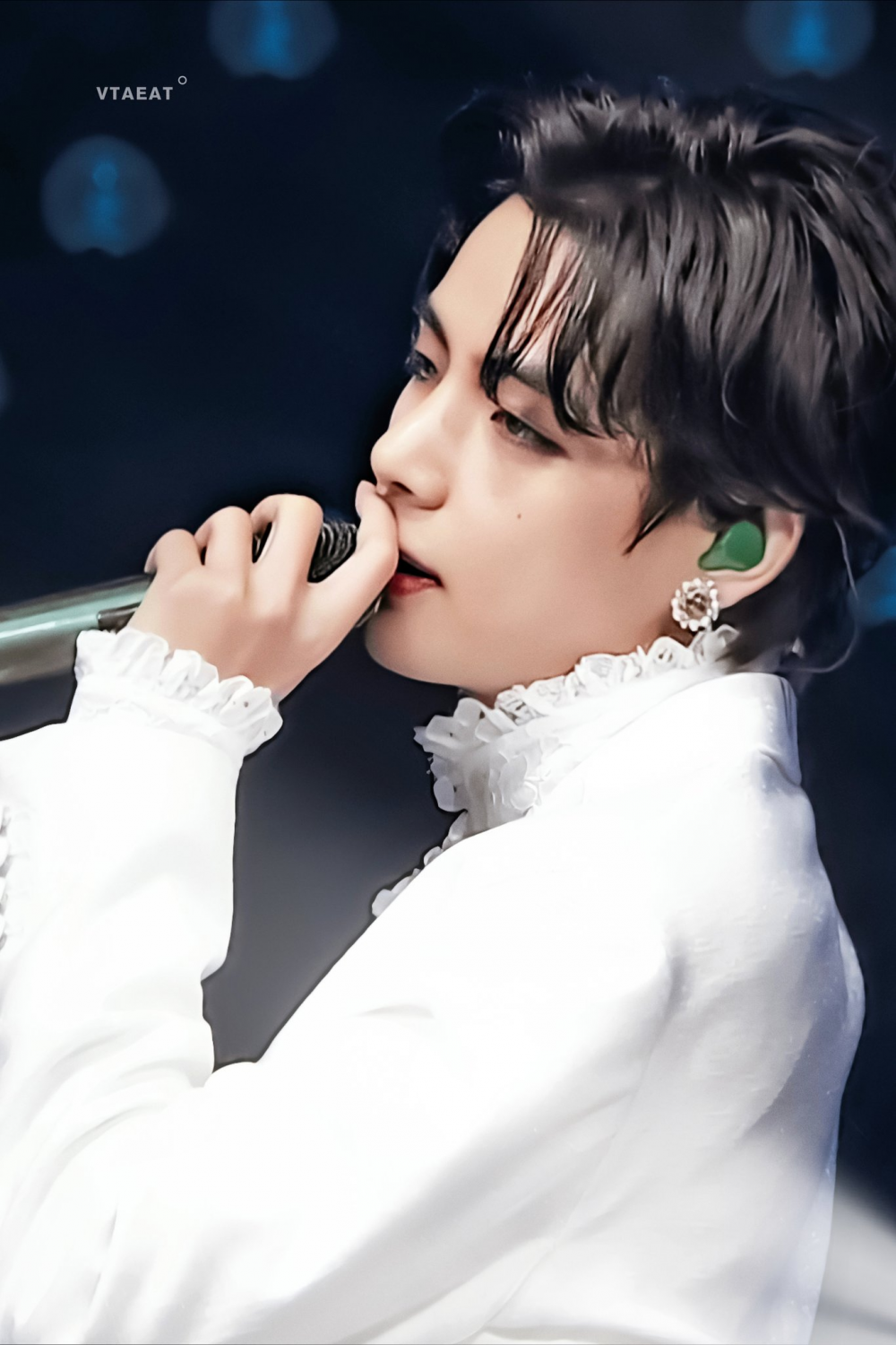 BTS V captivated fans with his unique vocal tone and soulful voice and even  became fashionista and entertainer for fans on MOTS:ONE second day and once  again attracted people attention . |