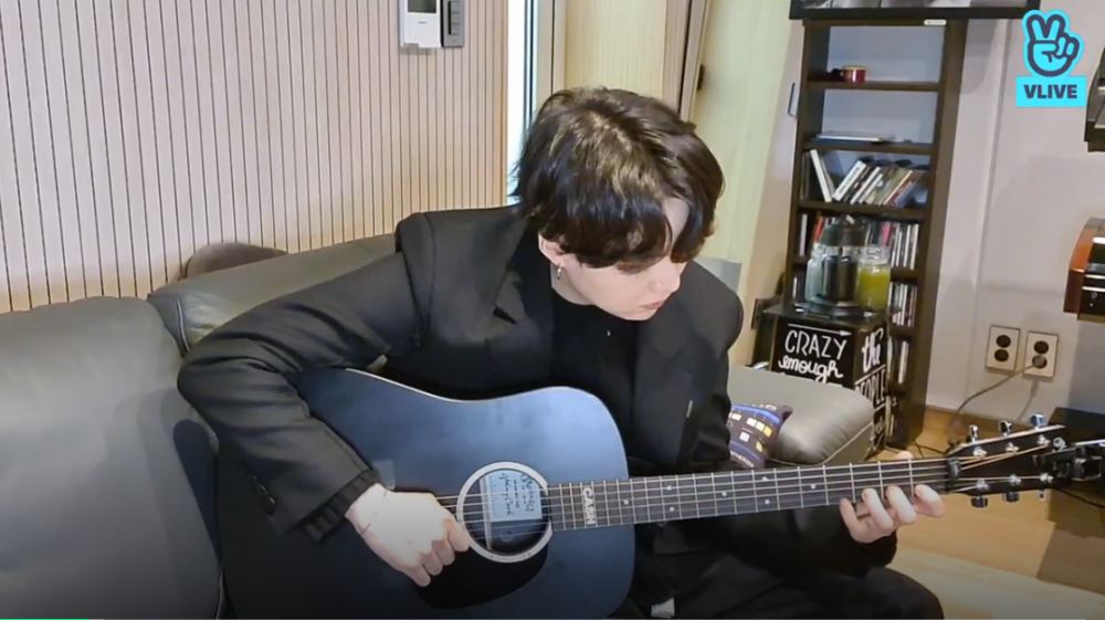 Шуга из BTS играл на гитаре для своих поклонников во время трансляции на Vlive