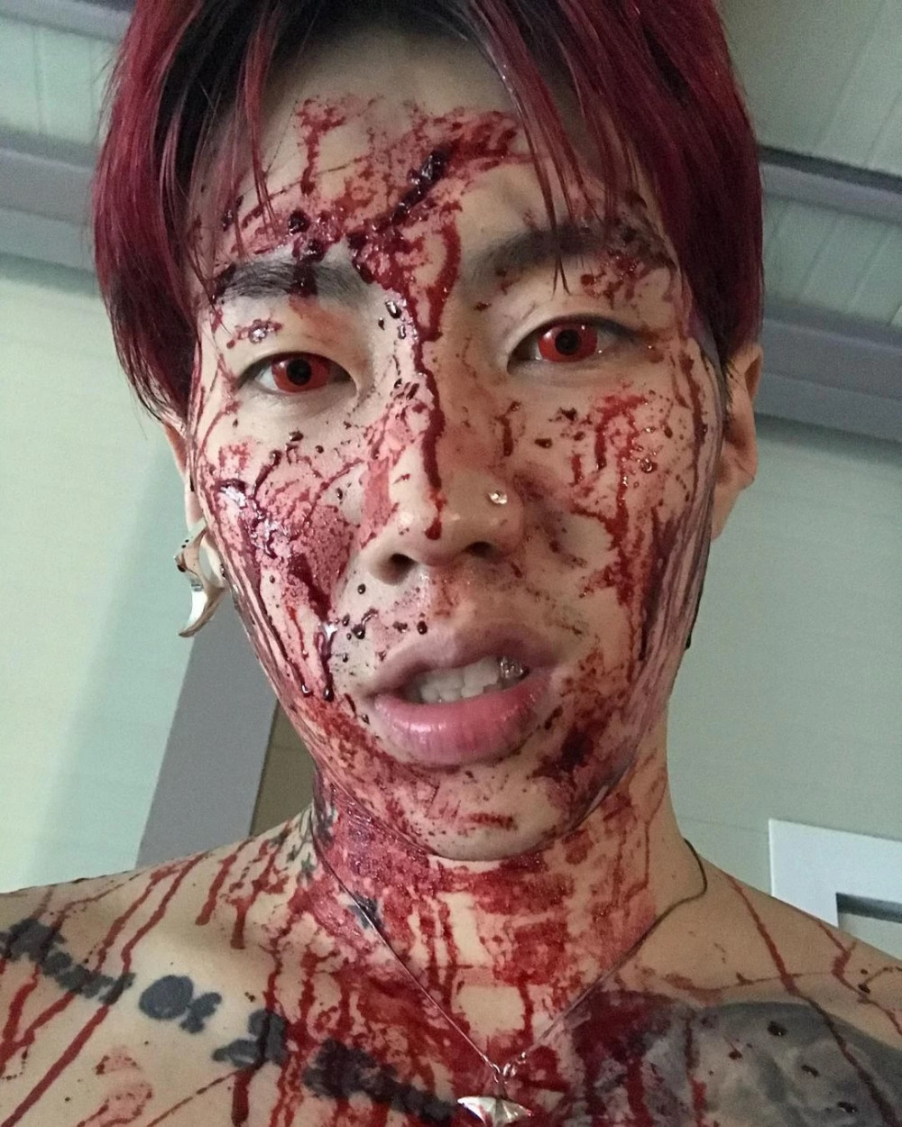 Джей Пак опубликовал пугающее селфи с окровавленным лицом