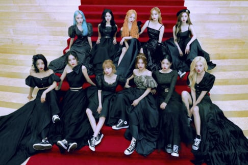 LOONA, HyunJin, HeeJin, HaSeul, YeoJin, Vivi, JinSoul, Kim Lip, Choerry, Yves, Chuu, Go Won, Olivia Hye