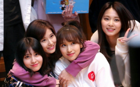 TWICE, Momo, Sana, Mina, Tzuyu