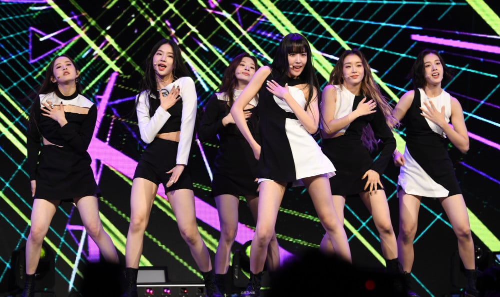 Впечатляющий дебют STAYC на K-Pop сцене