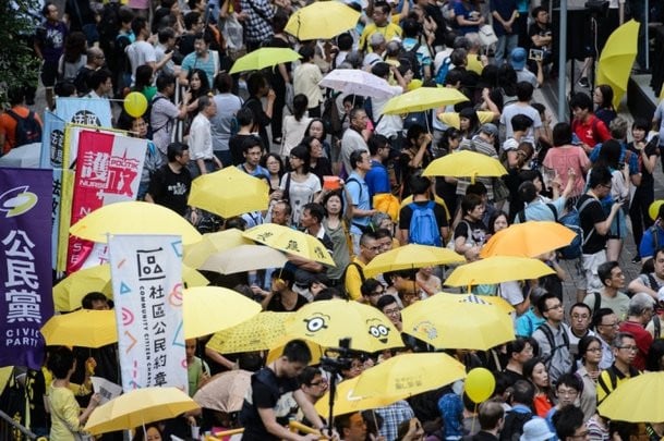 BTS привлекли внимание протестующих в Гонконге после появления в их видео жёлтого зонта