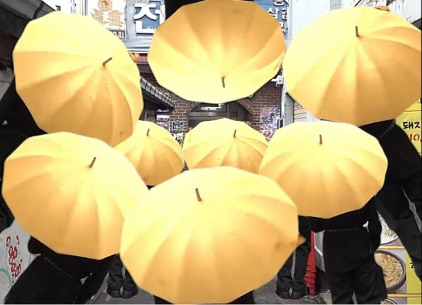 BTS привлекли внимание протестующих в Гонконге после появления в их видео жёлтого зонта