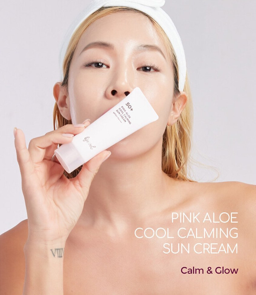Jessi представила свежий образ в рекламе косметического средства "Pink Aloe"