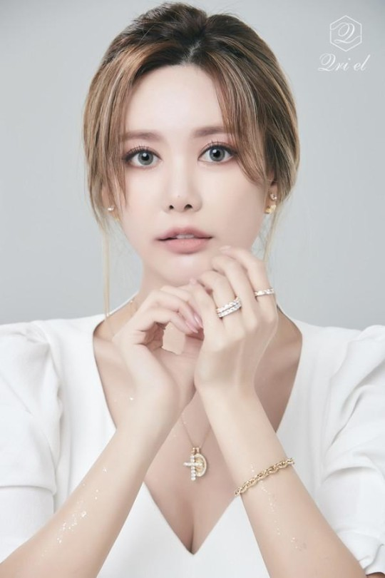 T-ara's Qri own jewelry brand 'Curiel' |