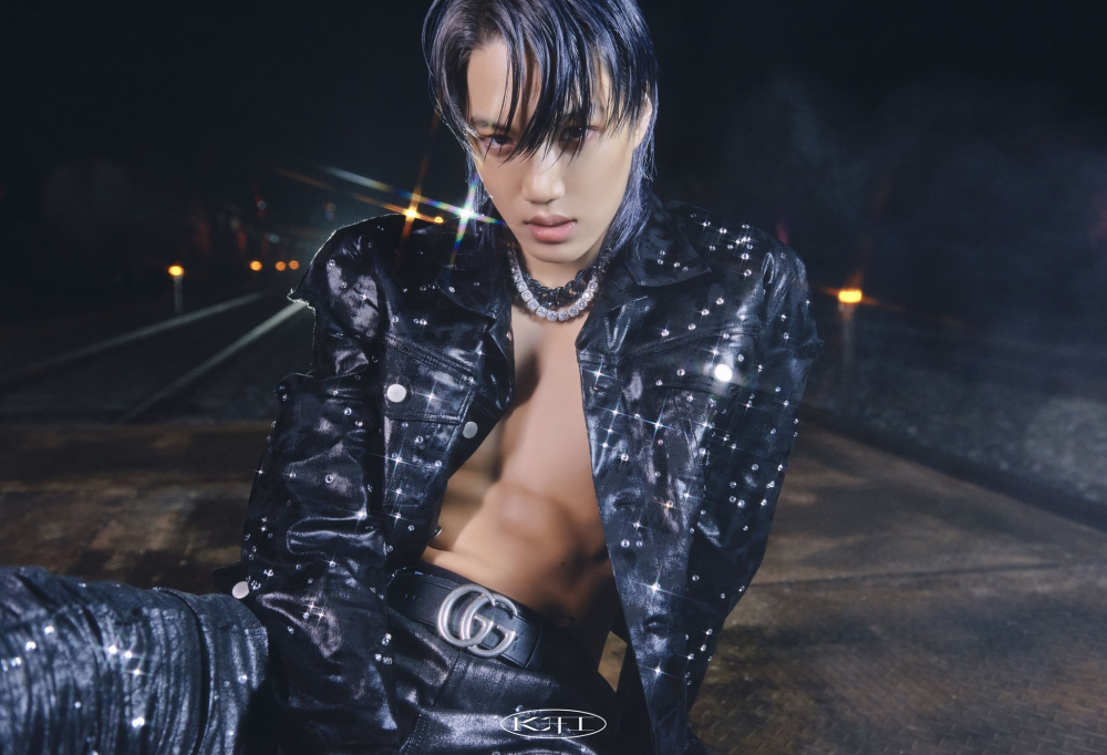 6. Kai's blue hair in EXO's "Growl" music video - wide 3