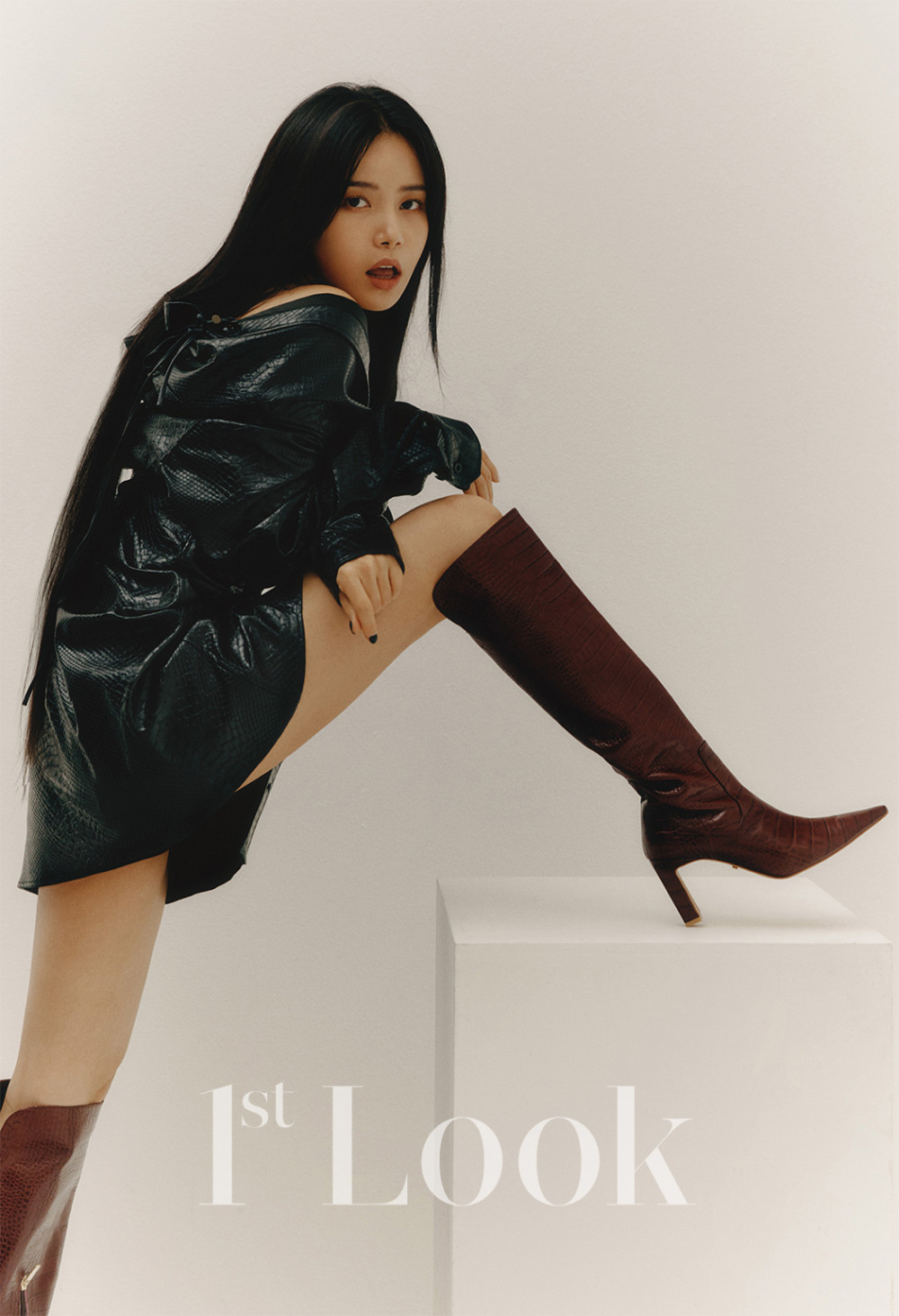 Сола из MAMAMOO демонстрирует свой модный образ в фотосессии для "1st Look"