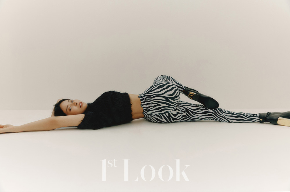 Сола из MAMAMOO демонстрирует свой модный образ в фотосессии для "1st Look"
