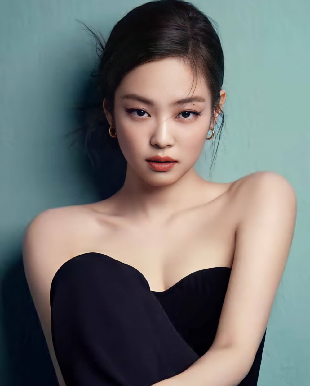 BLACKPINK's Jennie boasts of her captivating beauty in a new