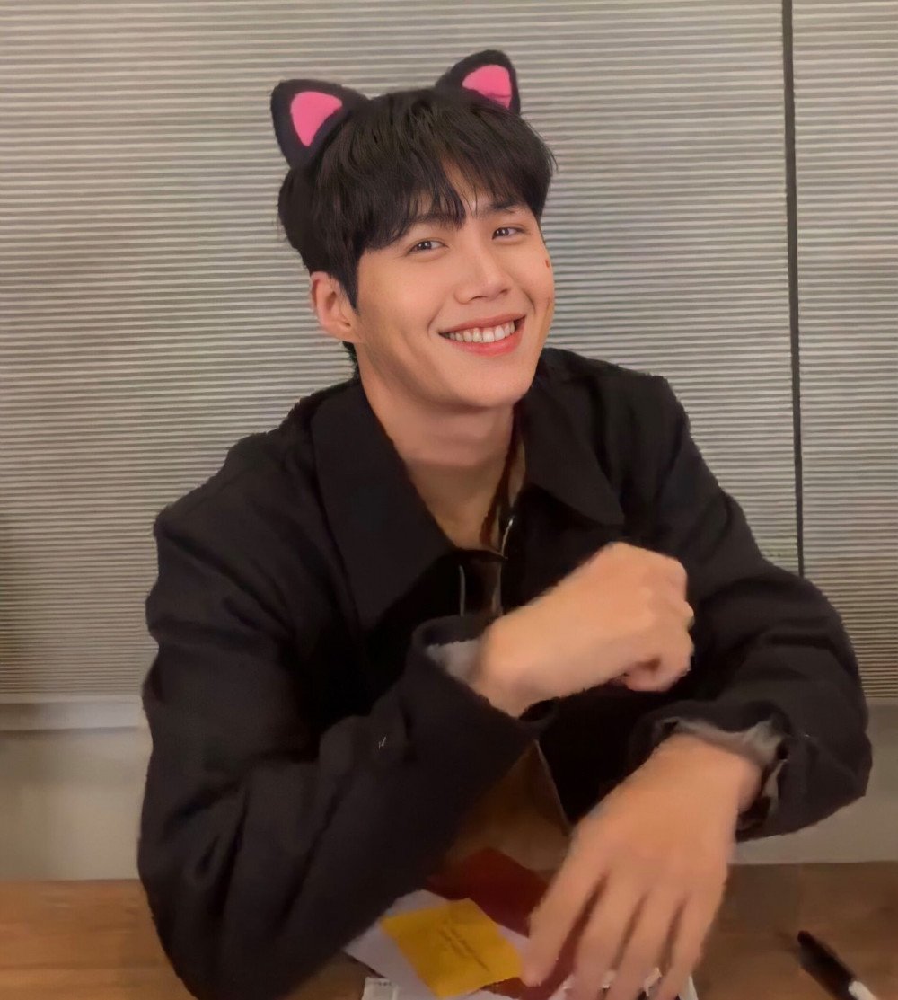 Kim Seon Ho gives fans the best year-end gift ever by trying out idol