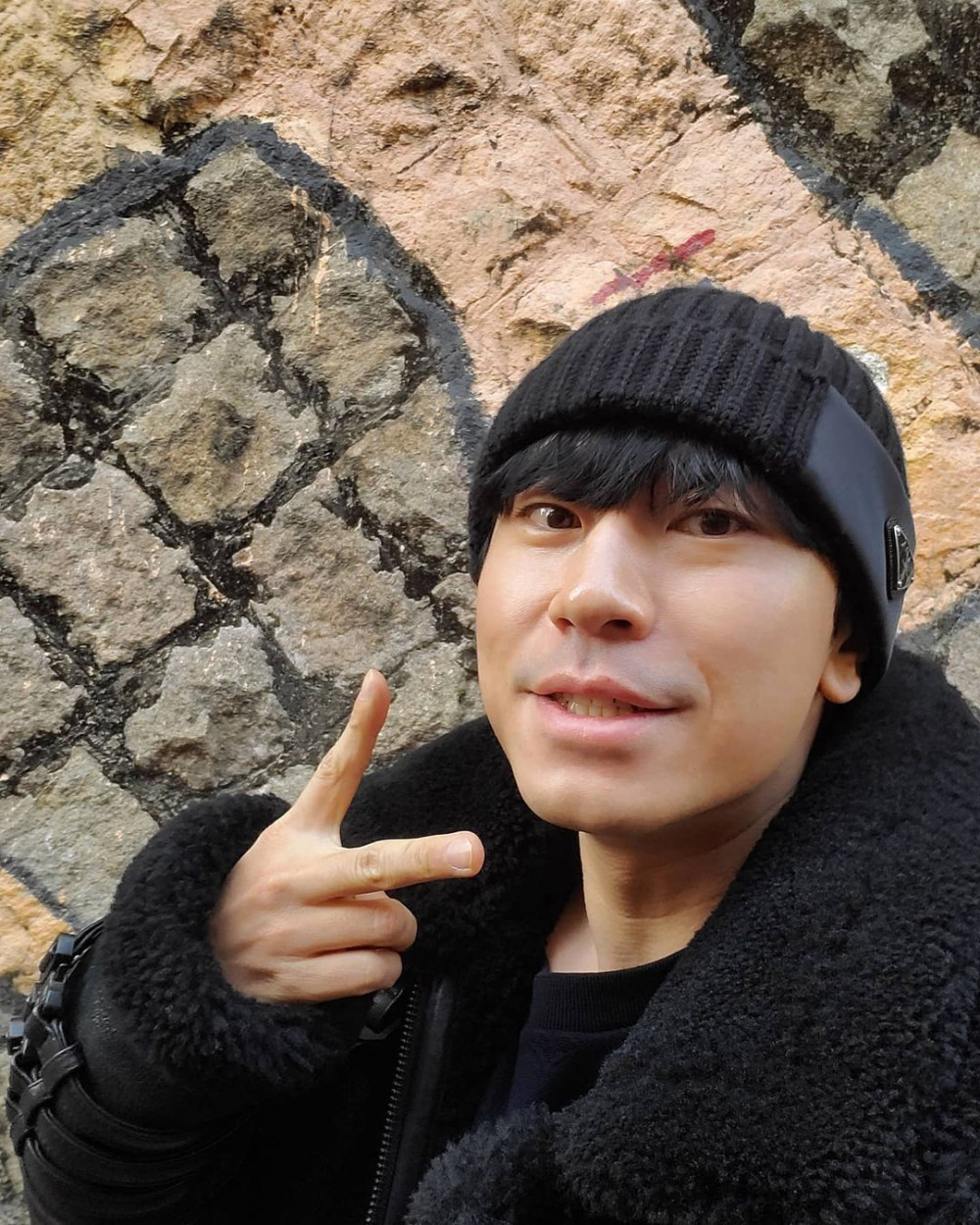 Actor Lee Si Uhn shows off a slimmer figure after leaving MBC's 'I Live