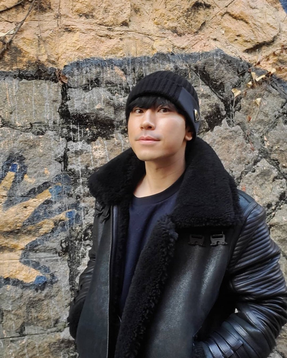 Actor Lee Si Uhn shows off a slimmer figure after leaving MBC's 'I Live