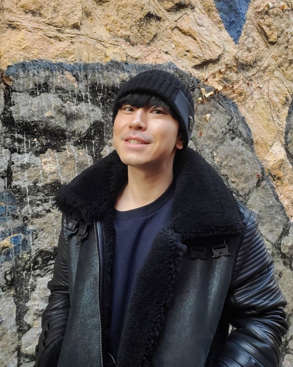 Actor Lee Si Uhn shows off a slimmer figure after leaving MBC's 'I Live