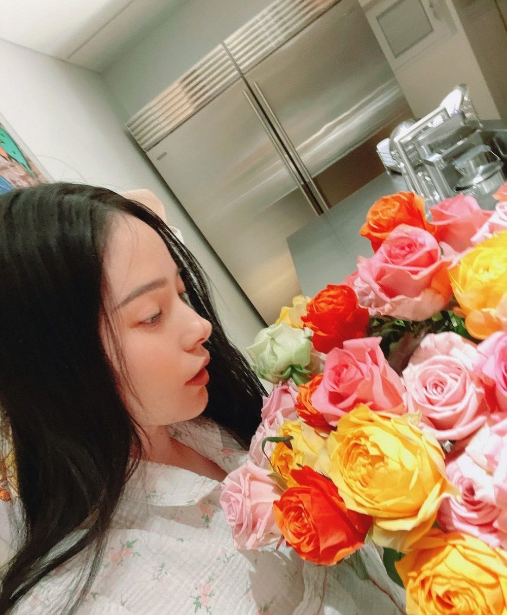 Жена Тэяна Мин Хё Рин поделилась красивыми фотографиями с цветами в своем аккаунте в Instagram
