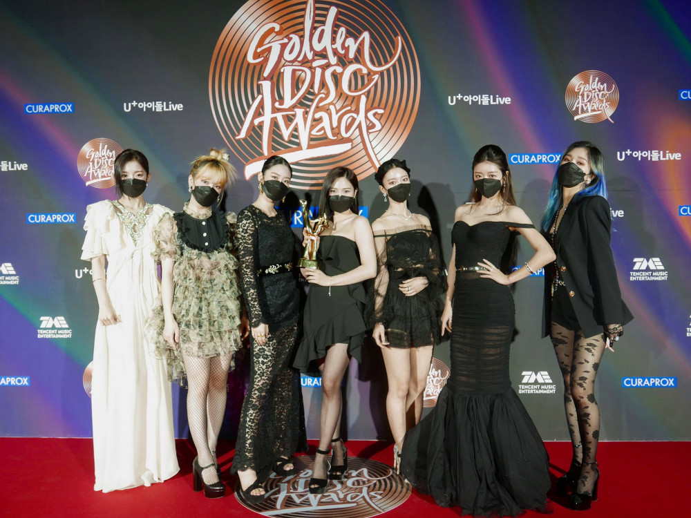 Наряды Oh My Girl на 35-й церемонии Golden Disc Awards вызвали неоднозначную реакцию