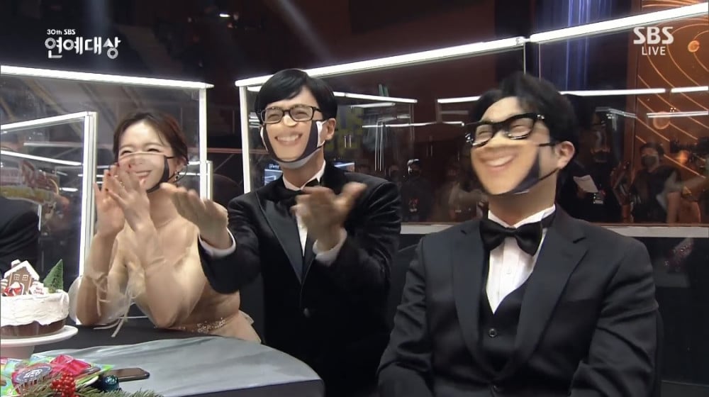 Юнхо из TVXQ признался, что маски с улыбками на SBS Entertainment Awards были его идеей
